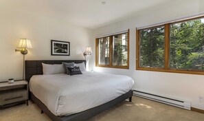 2 habitaciones, escritorio, tabla de planchar con plancha y wifi