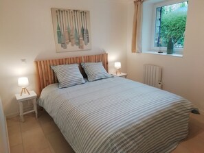 4 slaapkamers, een strijkplank/strijkijzer, reisbedje, gratis wifi