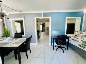 1 habitación, escritorio, tabla de planchar con plancha y cuna de viaje