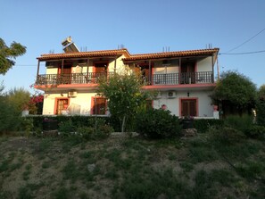 Front of property - Tony Studio & Apartments (Zakynthos)