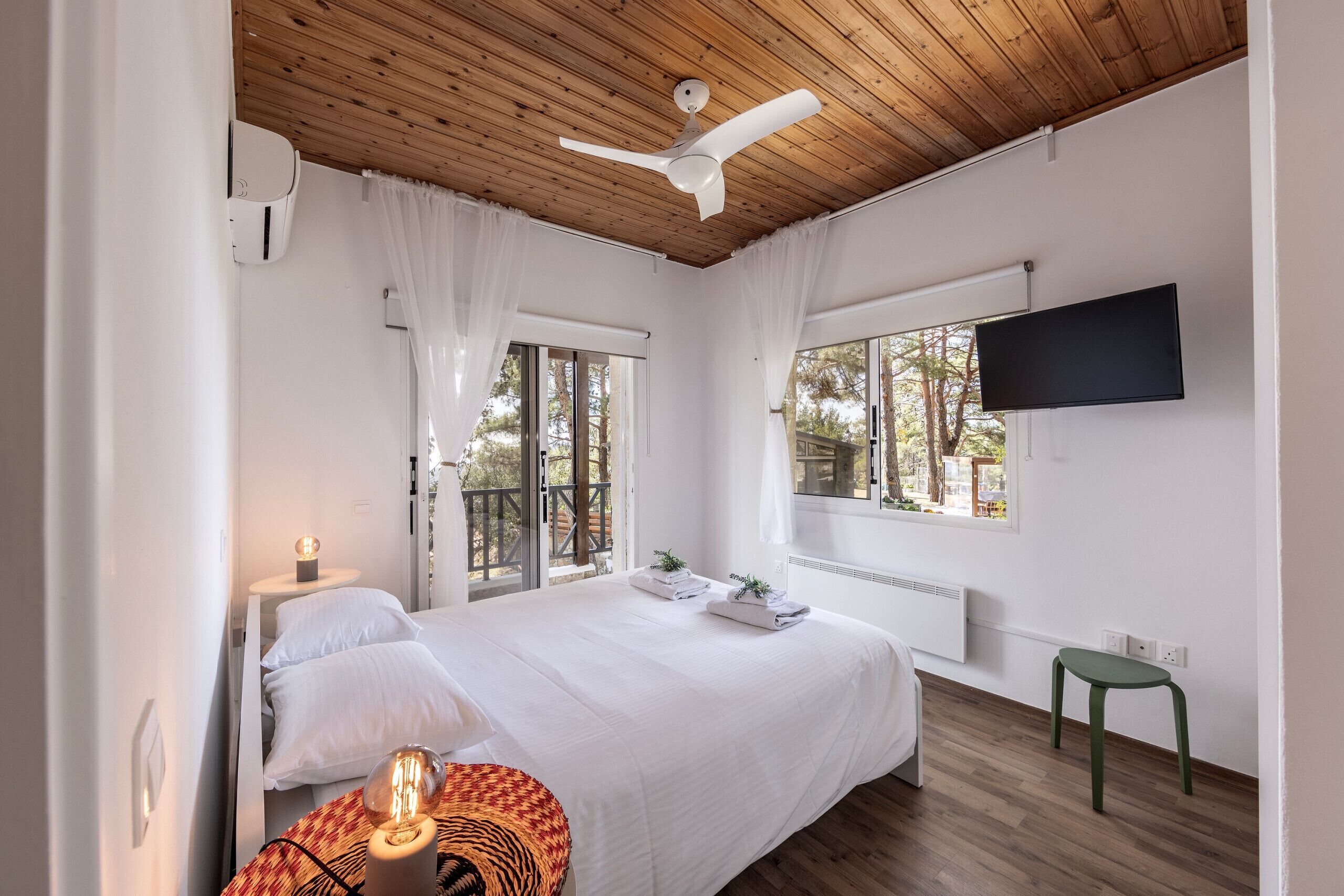 3 chambres, coffres-forts dans les chambres, fer et planche à repasser