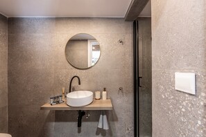 Bathtub, hair dryer, towels - Platres Forest View Cottage (Platres)