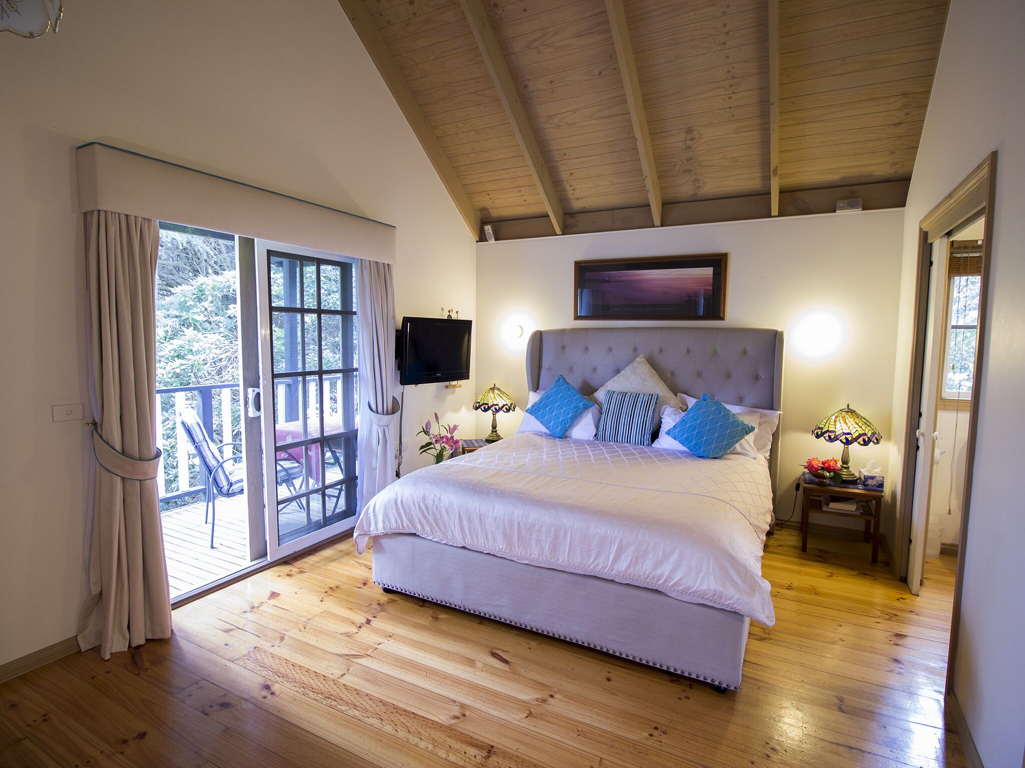 Stand alone self contained/air con'd spa cottage which accommodates 2 people — image 3