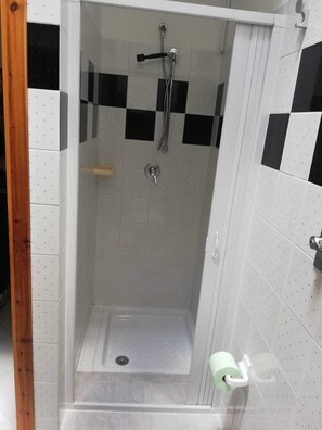 Dusche, Haartrockner, Bidet, Handtücher