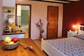 13 slaapkamers, een bureau, een strijkplank/strijkijzer, reisbedje