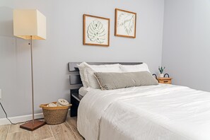 1 chambre, bureau, fer et planche à repasser, lit parapluie