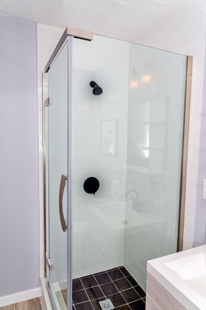 Douche, sèche-cheveux, serviettes fournies, savon