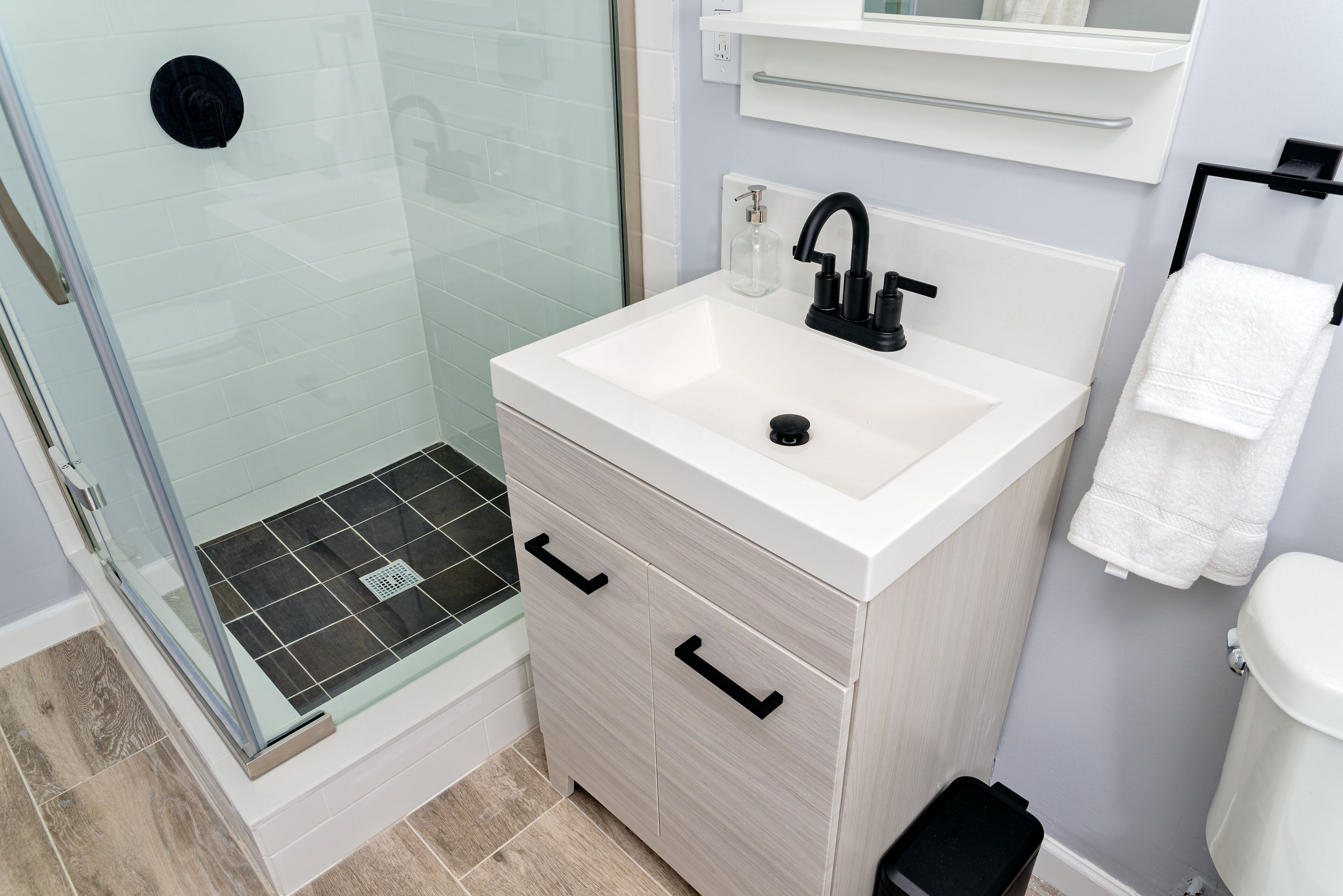 Dusche, Haartrockner, Handtücher, Seife