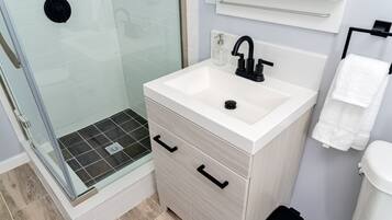 Dusche, Haartrockner, HandtĂŒcher, Seife