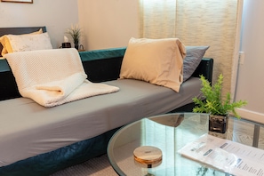 1 habitación, escritorio, tabla de planchar con plancha y cuna de viaje