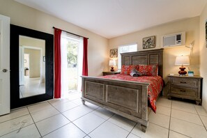 1 camera, una scrivania, ferro/asse da stiro, culla da viaggio