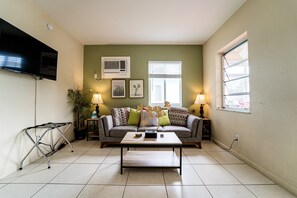 Smart TV, books - #2 Heated Pool, Private Patio & Grill, 1BR+sunroom (Fort Lauderdale)