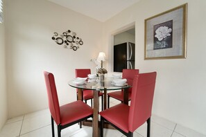 Dining - #2 Heated Pool, Private Patio & Grill, 1BR+sunroom (Fort Lauderdale)