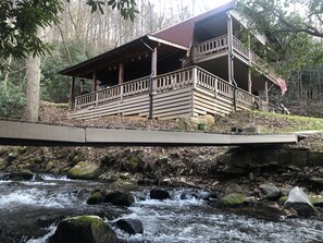 Exterior - Rustic cabin on Huge Creek!Chef kitchen! Fall leaves & beautiful scenery♥️🍁🎄 (Hiawassee)