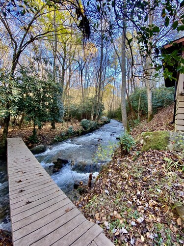 Söpö Creekside-mökki!♥ ️