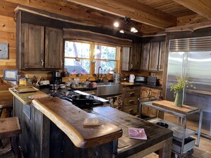 Fridge, microwave, oven, stovetop - Rustic cabin on Huge Creek!Chef kitchen! Fall leaves & beautiful scenery♥️🍁🎄 (Hiawassee)