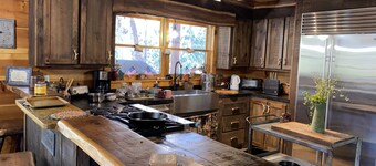 Rustic cabin on Huge Creek!Chef kitchen!Cute & Quaint Lazy Bear Creekside Cabin♥️
