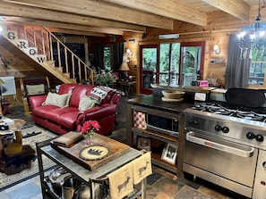 Smart TV, fireplace, video games, DVD player - Quaint cabin on Huge Creek! Chefs kitchen, arcade games,swim,relax, on 5 acres♥️ (Hiawassee)