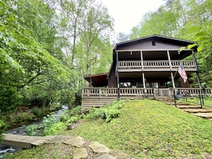 Exterior - Quaint cabin on Huge Creek! Chefs kitchen, arcade games,swim,relax, on 5 acres♥️ (Hiawassee)