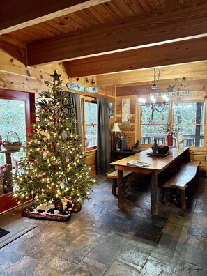 Dining - Rustic cabin on Huge Creek!Chef kitchen! Fall leaves & beautiful scenery♥️🍁🎄 (Hiawassee)
