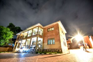 Overnatningsstedets facade – aften/nat