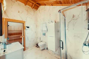 Royal-Suite, Seeblick | Badezimmer | Dusche, Hydromassagedusche, Haartrockner, Hausschuhe