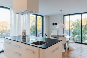 Fridge, microwave, oven, stovetop - Large apartment in a modern house of great architecture in Wittduen on the islan (Wittdün)