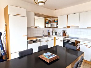 Fridge, microwave, oven, stovetop - Beautiful T3 sea-front apartment with terraces and garage (Banyuls-sur-Mer)