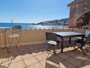 Outdoor dining - Beautiful T3 sea-front apartment with terraces and garage (Banyuls-sur-Mer)