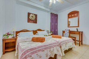 1 habitación, tabla de planchar con plancha, wifi y ropa de cama 