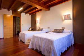 3 bedrooms, iron/ironing board, WiFi, bed sheets
