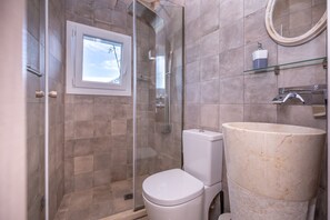 Secadora de cabello, toallas, jabón, papel de baño