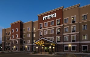 A Staybridge Suites hotel with a modern design, multiple floors, and a well-lit entrance. - Staybridge Suites Phoenix - Biltmore Area by IHG (Phoenix)