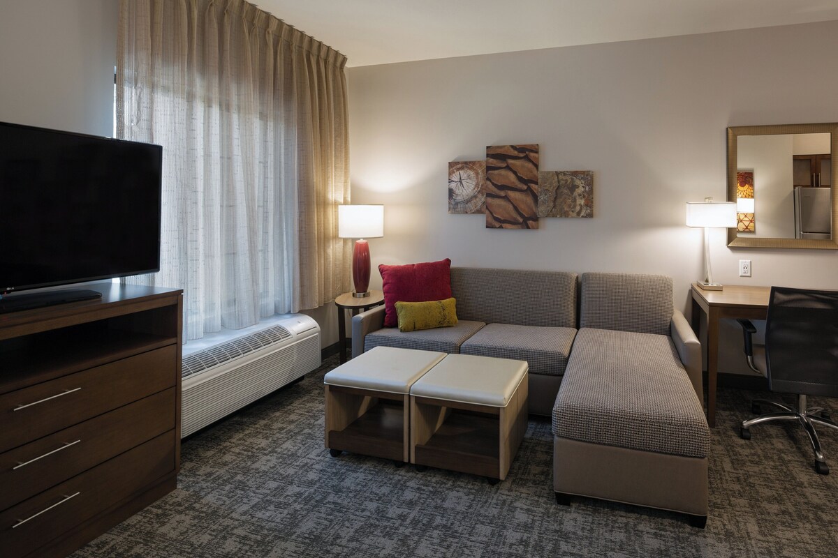Ropa de cama de alta calidad, camas con pillow-top y escritorio