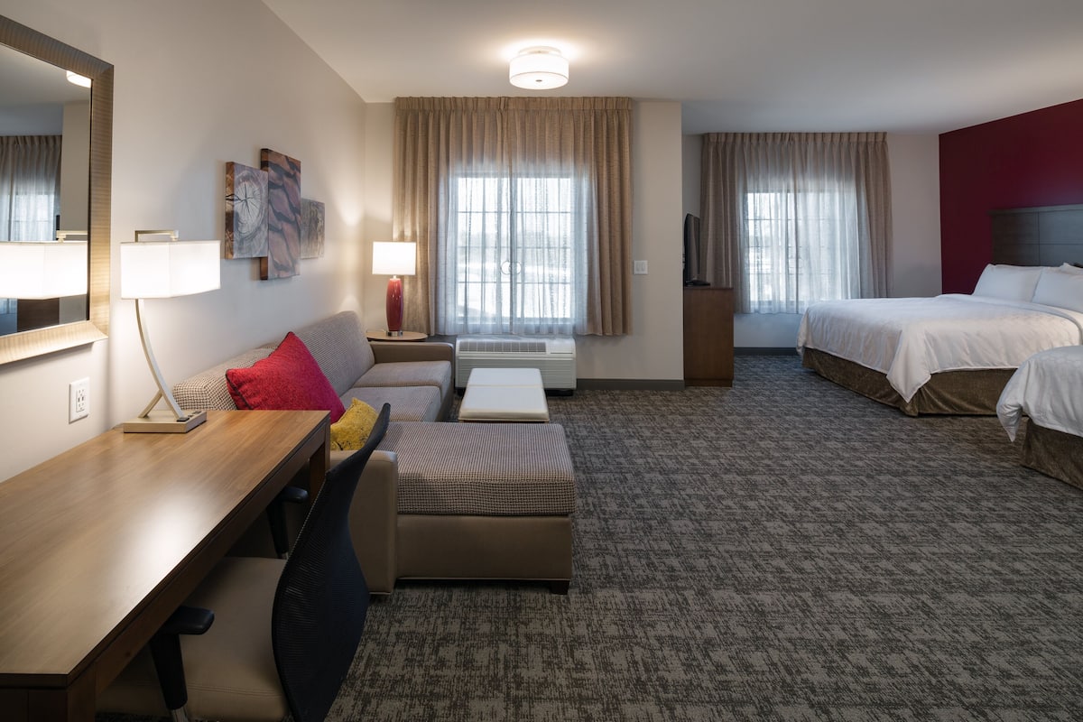 高档床上用品、加厚床垫、办公桌、笔记本电脑工作区