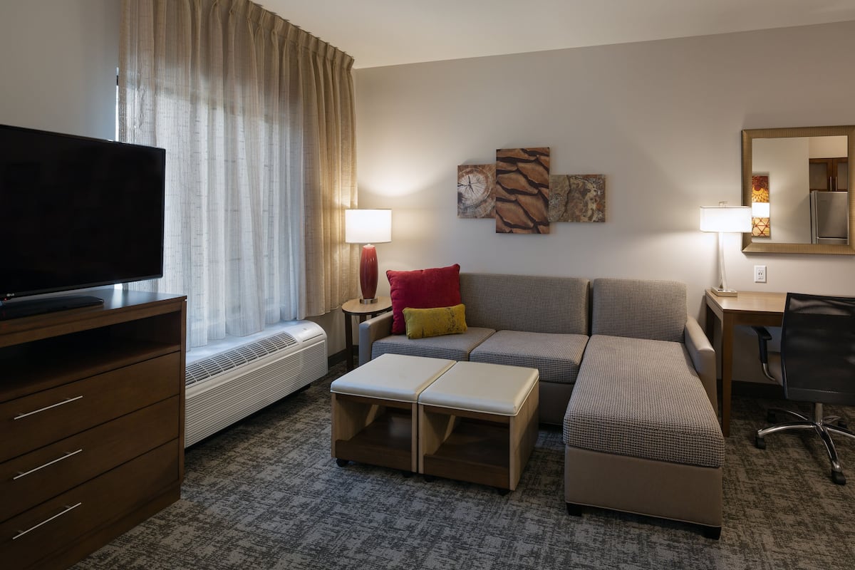 1 bedroom, premium bedding, pillowtop beds, desk