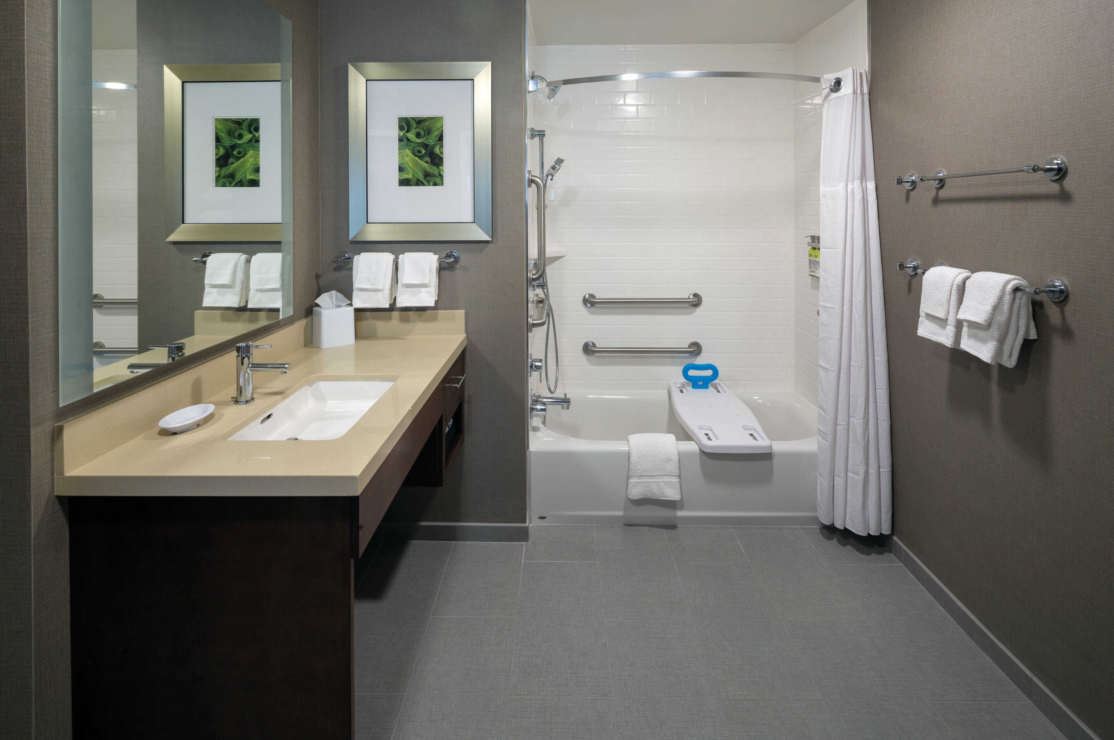 rainfall showerhead, free toiletries, hair dryer, towels