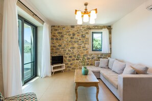 Smart TV, ping pong, books, stereo