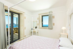 5 bedrooms, iron/ironing board, travel crib, internet