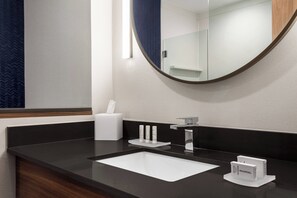 Ensemble douche/baignoire, articles de toilette gratuits, sèche-cheveux