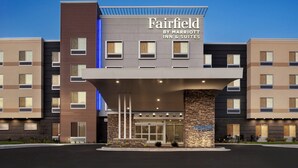 A Fairfield by Marriott Inn & Suites building with a modern design, featuring a prominent entrance with a covered area and a stone accent wall. - Fairfield Inn & Suites by Marriott Milwaukee West (Milwaukee)