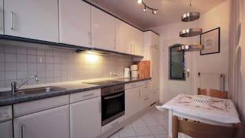 Kühlschrank, Mikrowelle, Herdplatte, Geschirrspüler