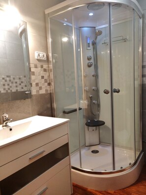 Shower, hair dryer, towels, toilet paper - Beautiful Apartment, Swimming Pool and Beach 1 (Platja d'Aro)