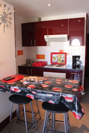 Réfrigérateur, micro-ondes, four, cafetière/bouilloire