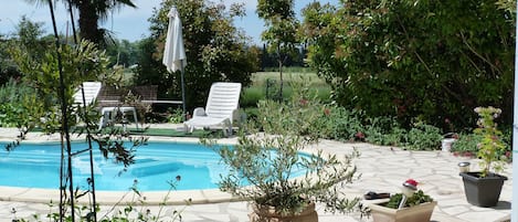 Una piscina al aire libre