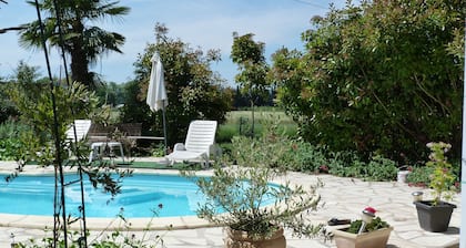 In Provence rental for 4 with garden, private pool in the countryside Internet