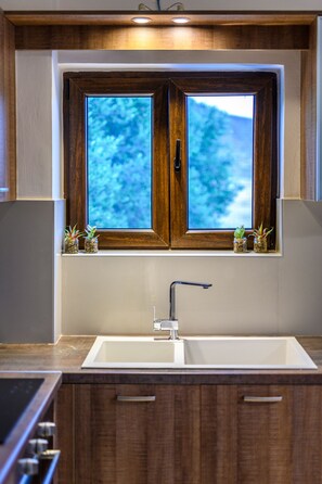 Een koelkast, een oven, een koffiezetapparaat/waterkoker, een waterkoker