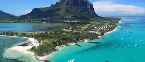 Beach nearby, sun-loungers, beach towels