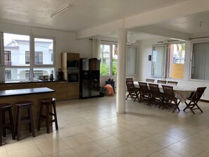 Réfrigérateur, micro-ondes, four, lave-vaisselle