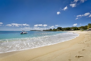 Beach nearby, sun-loungers, beach towels